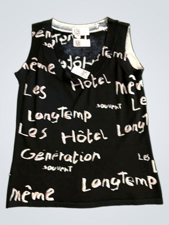 Schwarzes ärmelloses Top mit "Long Temp Les Hôtel Génération Souvent Même" Druck
