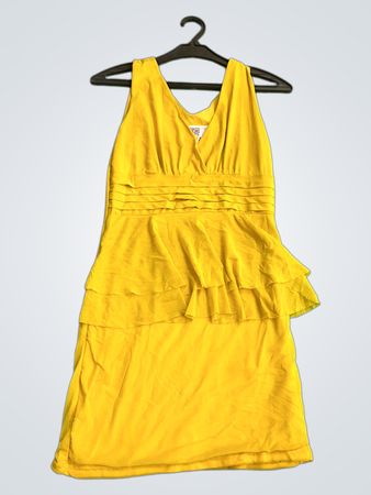Gelbes Rüschenkleid