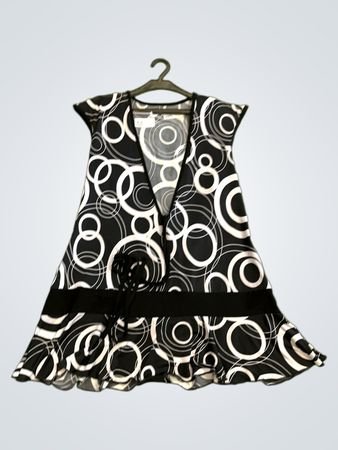Schwarz-weißes Kreisdruckkleid mit Taillengürtel
