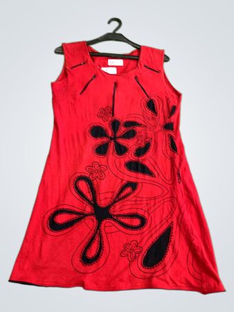 Rotes ärmelloses Kleid mit schwarzem Blumenmuster