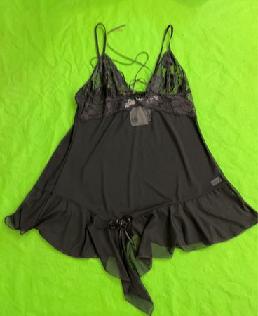 Schwarzes Babydoll mit Spitzenbesatz und Rüschensaum