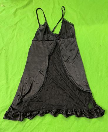Schwarzes Satin-Nachtkleid mit Spitze.