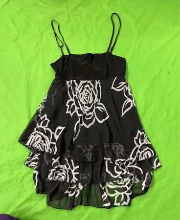 Schwarzes Kleid mit weißem Blumenmuster und Rüschen