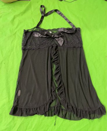 Schwarzspitzenbesetzte Chemise mit Rüschen