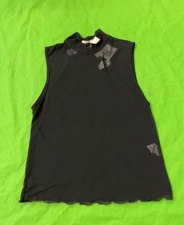 Schwarzes ärmelloses Top mit Mock Neck und Rüschensaum