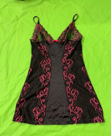 Schwarze und rosa Spitzenchemise