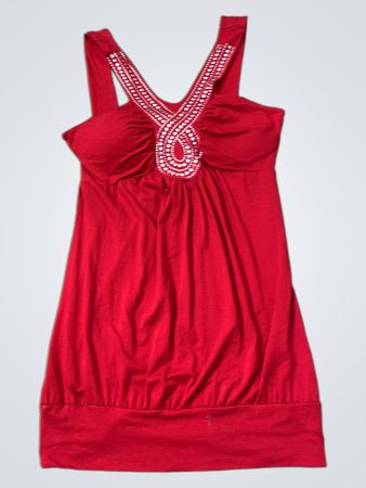 Rotes gerafftes verziertes Kleid