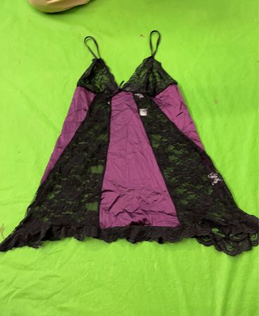 Lila und schwarze Spitzen-Babydoll