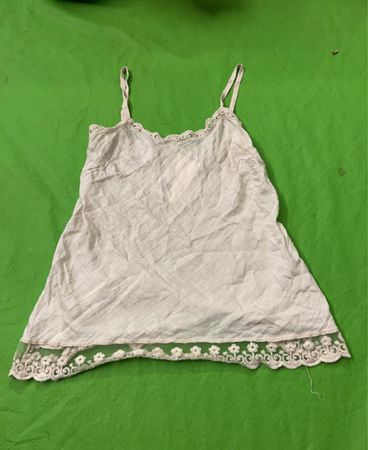 Weißer Slip mit Spitzenrand