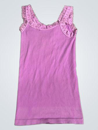 Lila geripptes Tanktop mit Spitzenbesatz