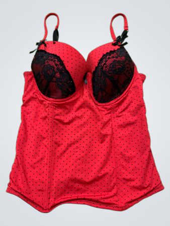 Rotes Pünktchen-Corsage mit schwarzem Spitzen-Detail