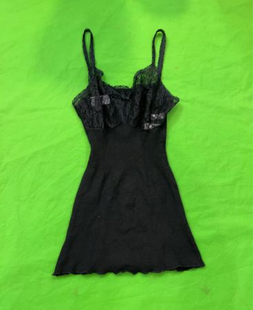 Schwarzes Slipkleid mit Spitze