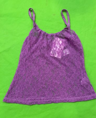 Violette Spitzen-Camisole