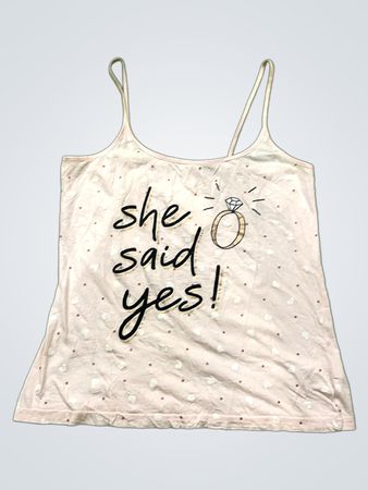 Rosa Spitzenoberteil mit dem Text „she said yes!“ und Ringgrafik