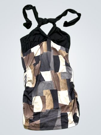 Raffiniertes Halsbandkleid mit geometrischem Druck
