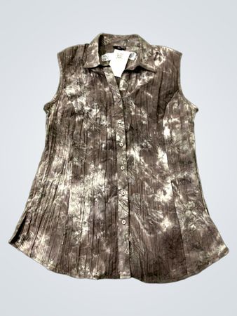 DESIGNER|SÄTZE Ärmelloses braunes und weißes Batik-Faltenhemd mit Knopfleiste