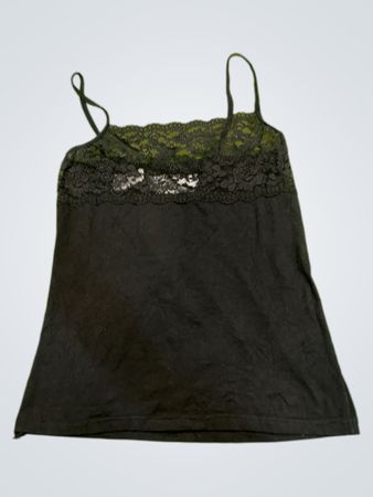 Schwarzes Trägertop mit Spitze.
