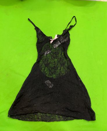 Schwarzes Spitzen-Nachtkleid