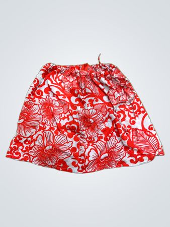 Roter und weißer Blumenrock