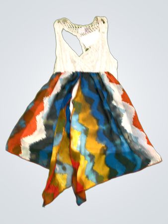 Weißes Tanktop mit buntem Zickzackrock