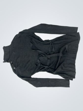 Schwarzer Rippstrickrollkragenpullover mit Gürtel