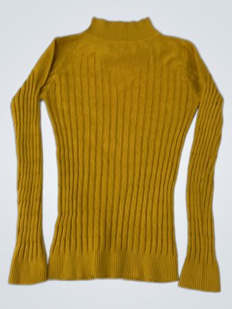 Gelber gerippter Rollkragenpullover