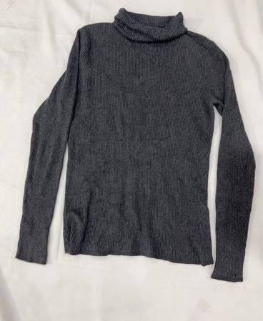 Grau gerippter Rollkragenpullover