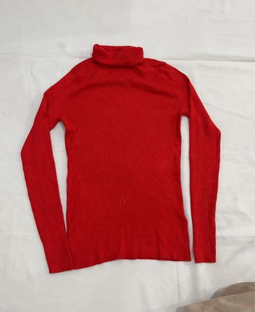 Roter gerippter Rollkragenpullover