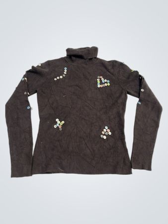 Brauner Rollkragenpullover mit Knopfverzierungen