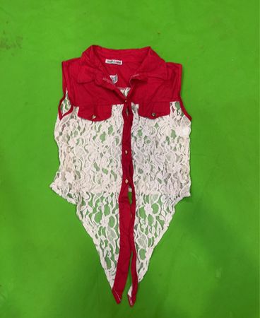 Rotes und weißes ärmelloses Spitzen-Shirt