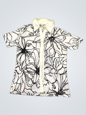 Weißes und schwarzes Blumenmusterhemd