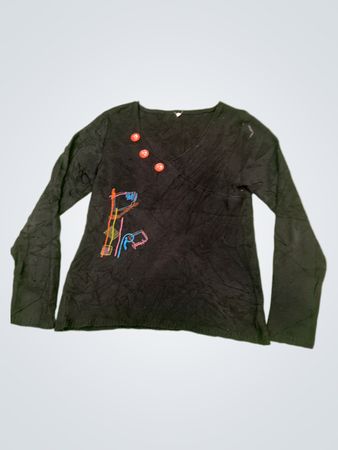 Schwarzes Langarmshirt mit dekorativen Knöpfen und Stickerei