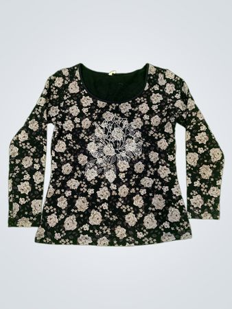 Schwarzes langärmeliges Shirt mit Blumenmuster und Strassverzierung