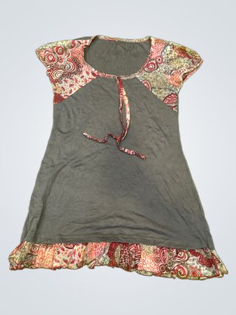 Graues Kleid mit farbig gemusterten Ärmeln und Saum