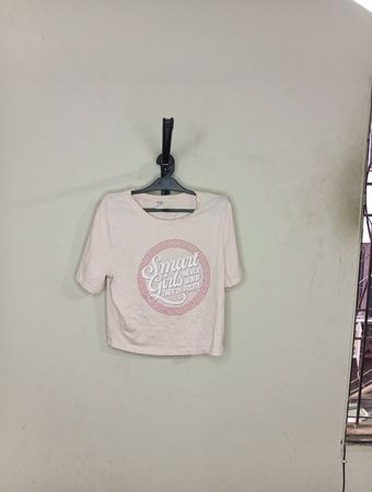 Pink T-Shirt mit "Schlaue Mädchen gewinnen nie, wenn sie höflich sind" Grafik