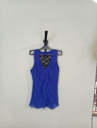 Blaues ärmelloses V-Ausschnitt-Rüschenshirt mit schwarzem Spitzenrücken