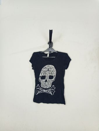 Schwarzes T-Shirt mit Totenkopf und Kreuzbones Grafik
