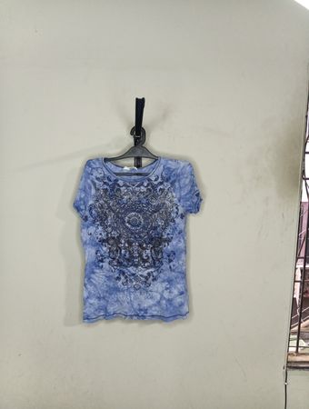 Blaues Batik-T-Shirt mit grafischem Druck