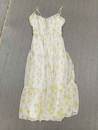 Weißes, blumiges, gestuftes Midikleid mit gebundenem Front.
