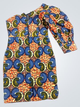 Ein-Schulter-Kleid mit Puffärmel und afrikanischem Muster