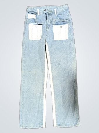 Jeans in heller Waschung mit weißem Besatz und strukturierten Taschen