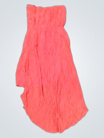 Korallenfarbenes Kleid mit gesticktem Detail