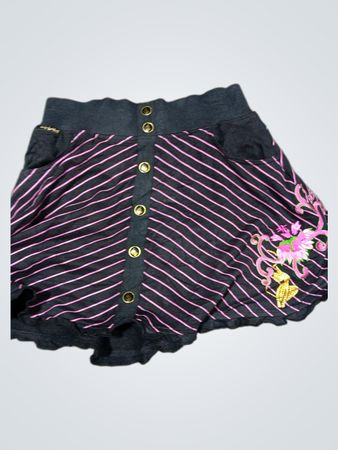 Schwarz und pink gestreiftes Kleidungsstück mit Stickerei