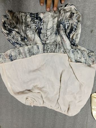 Durchsichtige Bluse mit Schlangenmuster und beiger Fütterung