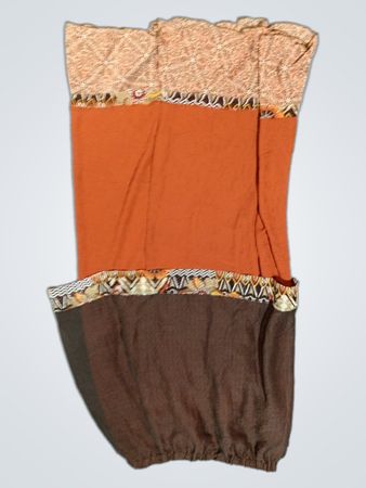 Orangen- und braun gemustertes Kleid