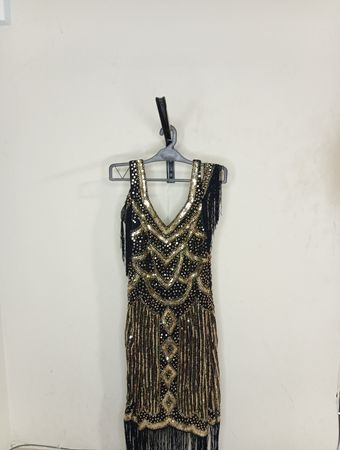 Schwarzes und goldenes Pailletten-Flapper-Kleid mit Fransen
