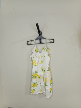 Weißes Kleid mit Zitronendruck und Rüschen