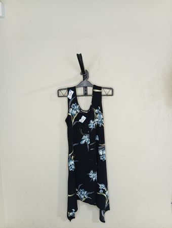 Schwarzes ärmelloses Kleid mit Blumenmuster