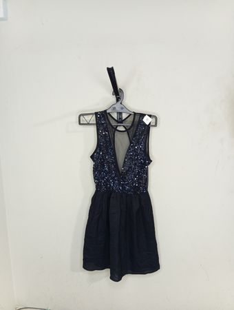 Schwarzes glitzerndes ärmelloses Kleid