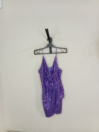 Lila Pailletten Wickelkleid